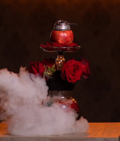 Кальян с гранатом и розами в дыму