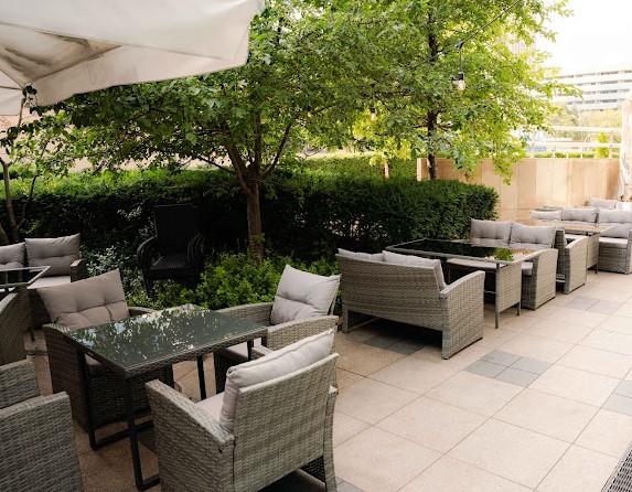 Летняя терраса в Варшаве с ротанговой мебелью