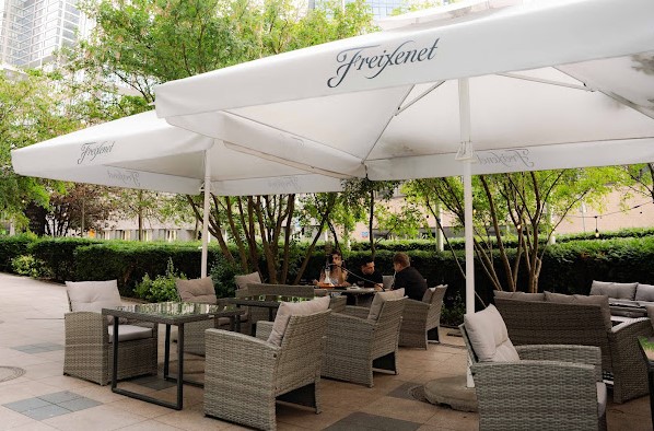 Зонты над лаунж-зоной