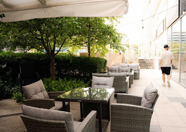 Лаунж-зона с зеленью и ротанговой мебелью